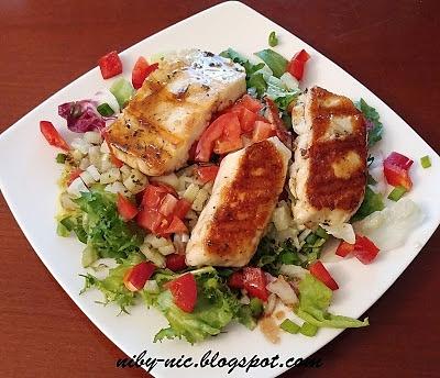 Sałatka z grillowanym serem halloumi