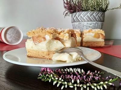 Ciasto z budyniem i brzoskwiniami