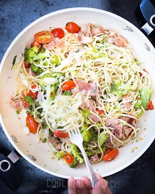 Makaron z brokułami i szynką parmeńską