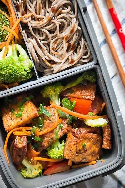 Azjatyckie tofu z brokułem, marchewką i makaronem soba