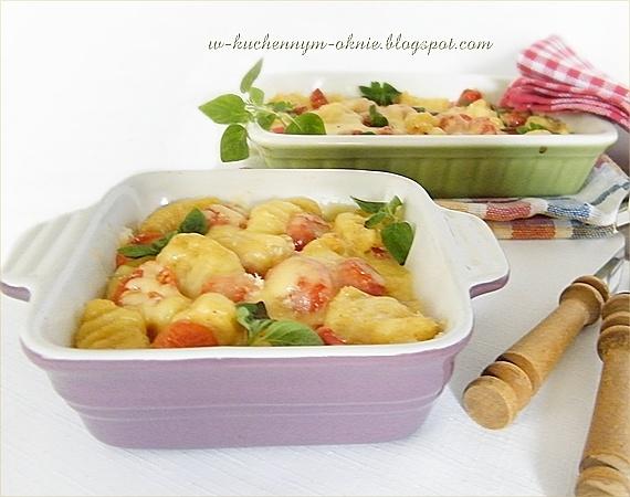 Gnocchi zapiekane z żółtym serem i pomidorkami koktajlowymi