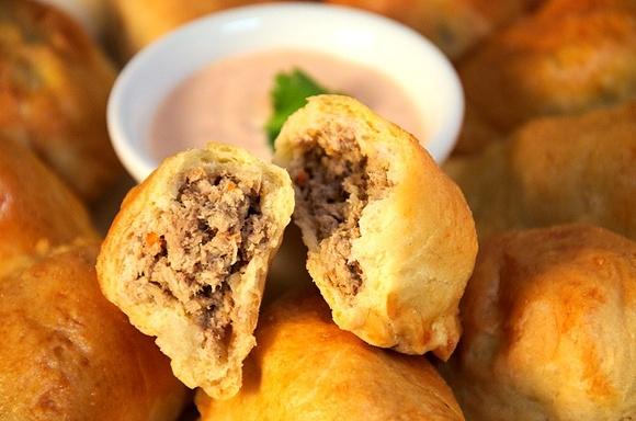 Drożdżowo-kruche pieczone pierogi z mięsem z rosołu