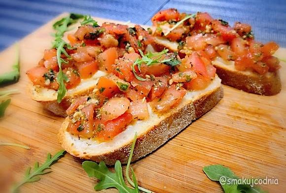 Bruschetta z pomidorami i mozzarellą