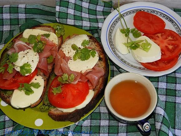 Bruschetta z mozzarellą i szynką parmeńską