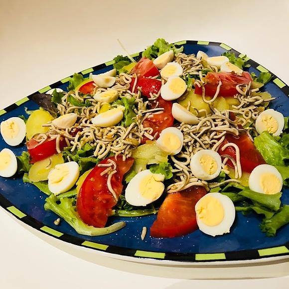 Gulas zamiast angula – baskijska sałatka z jajkami przepiórczymi