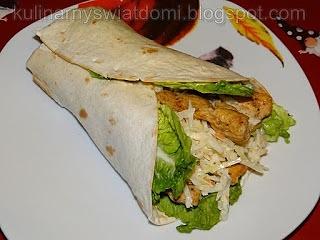 Tortilla z kurczakiem, sałatą i surówką colesław