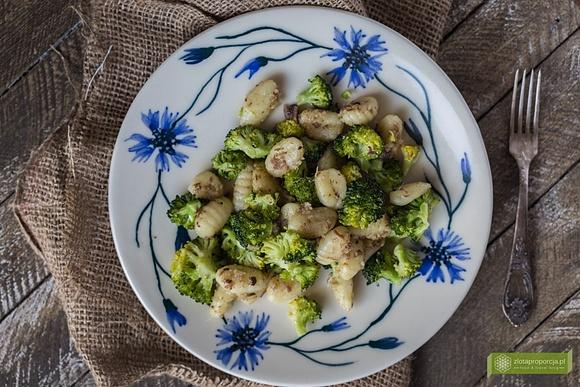 Gnocchi z brokułami i anchois - prosty przepis na szybki obiad