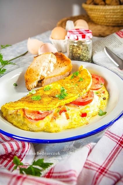 Omlet z mozzarellą i pomidorami