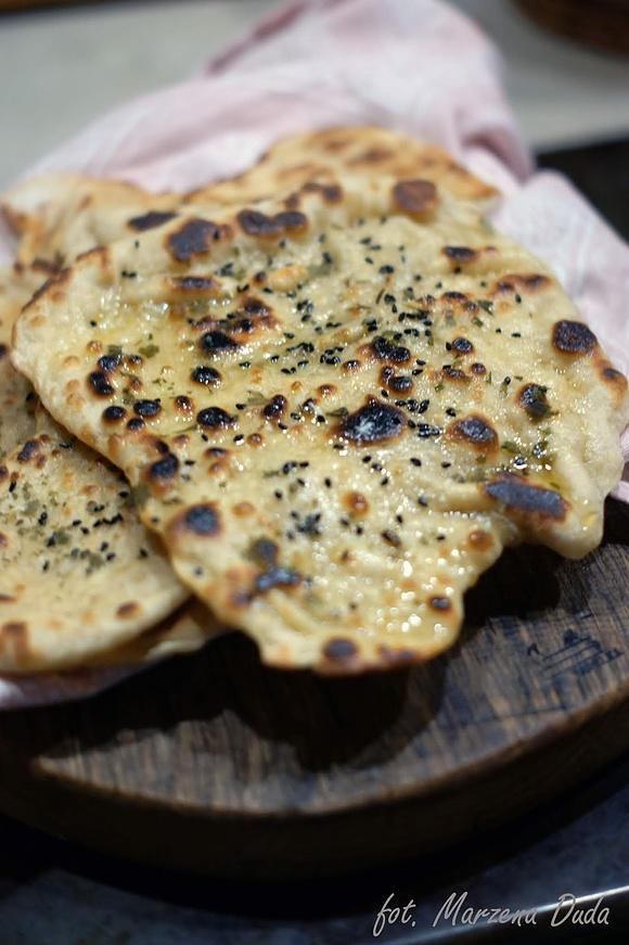 Naan prażony na patelni przepis na smaczne pieczywo orientalne