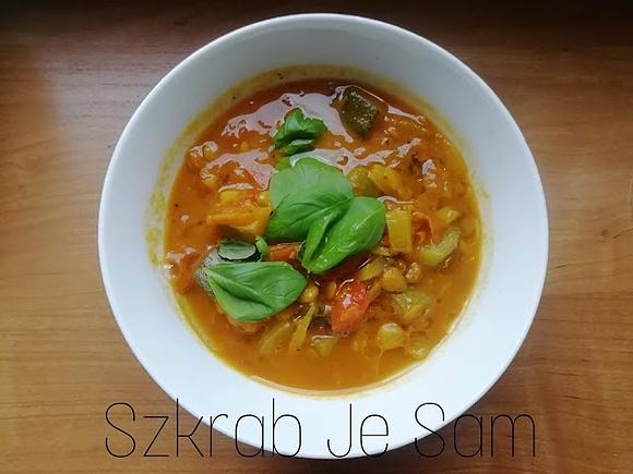 Gulasz z cukinii i pomidorów z soczewicą