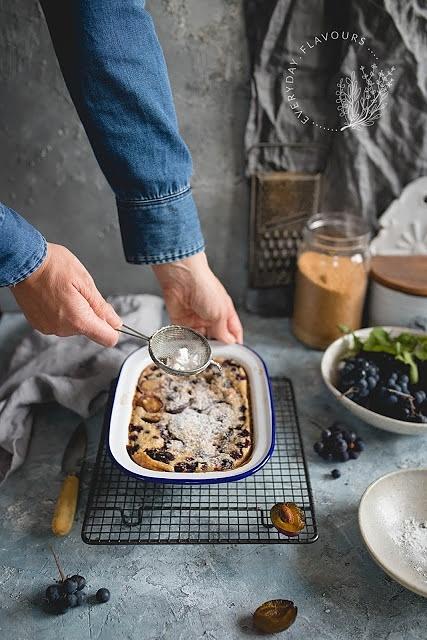 Cynamonowe clafoutis ze śliwkami i winogronami