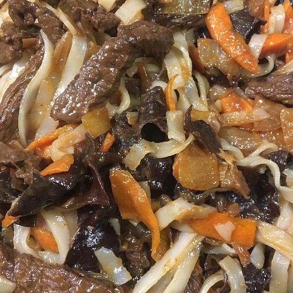 Wołowina teriyaki smażona z makaronem ryżowym