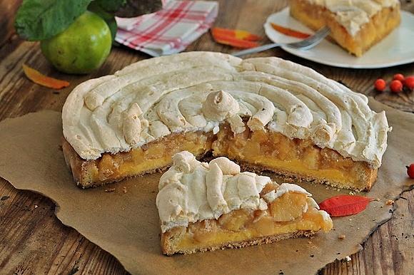 Tarta z pigwą i budyniem dyniowym, bezą na jesienne popołudnie