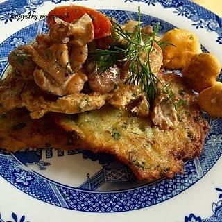 Schab na plackach ziemniaczanych z sosem kurkowym