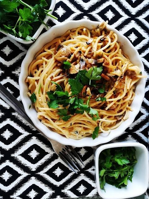 Spaghetti z pieczarkami w sosie serowym
