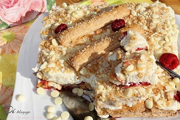Całoroczne ciasto z kremem mascarpone, malinami i białą czekoladą