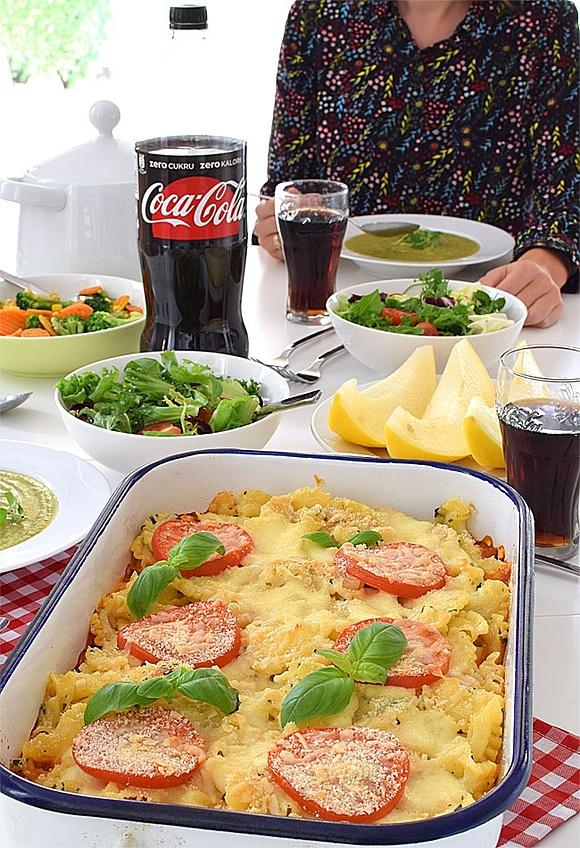 Makaron zapiekany z sosem serowym i pomidorami