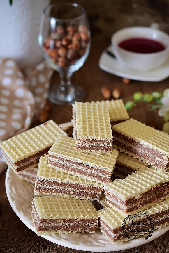 Domowe wafle z kakaową masą i dodatkami