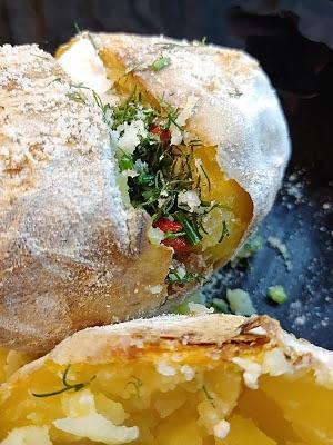 Ziemniaki z ogniska na chrupiąco – smak dzieciństwa