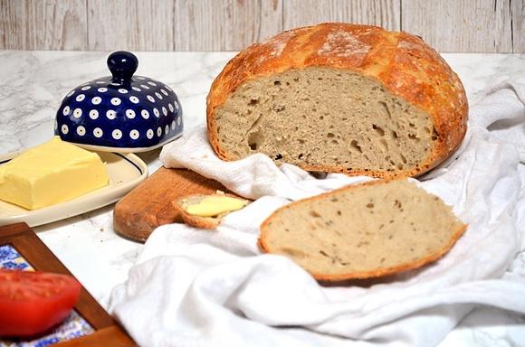 Prosty chleb pszenny na zakwasie i drożdżach