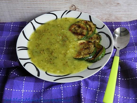 Zupa cukiniowa z czipsami z cukinii