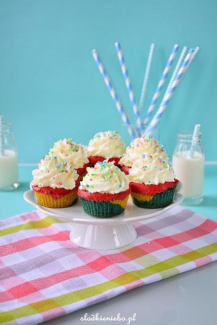 Kolorowe muffinki z bitą śmietaną i kolorową posypką