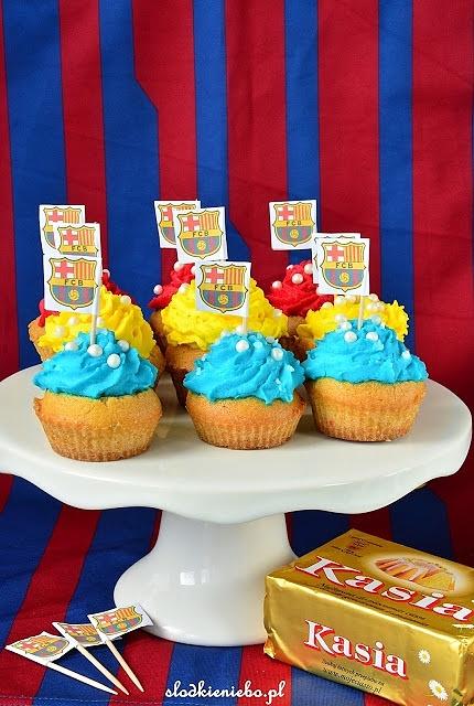 Muffinki w barwach fc barcelona na światowy dzień pieczenia
