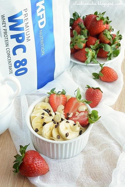 Proteinowe płatki quinoa z bananem i truskawkami