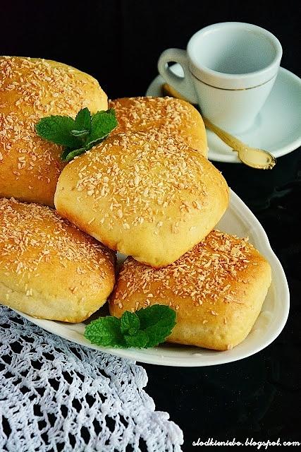 Koperty drożdżowe z ananasem i kokosem