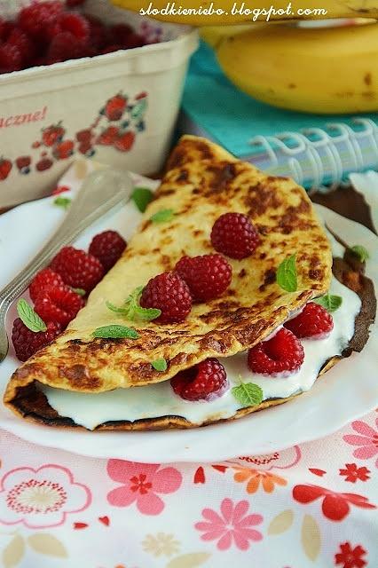 Cynamonowy omlet bananowy z malinami - szybki, łatwy i bez glutenu