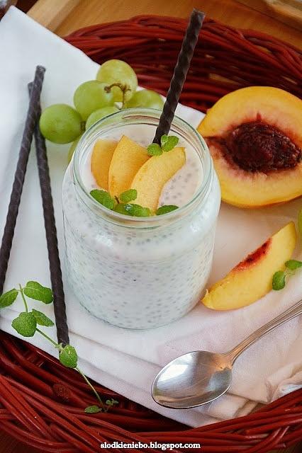 Pudding z chia z owocami i miętą na płaski brzuch