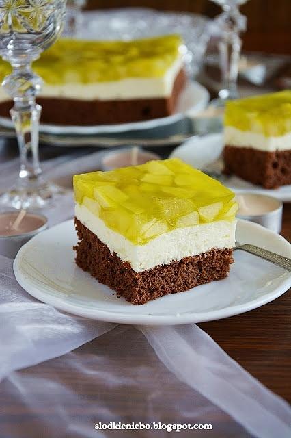 Ciasto z gruszkami i galaretką przyprawione kakao