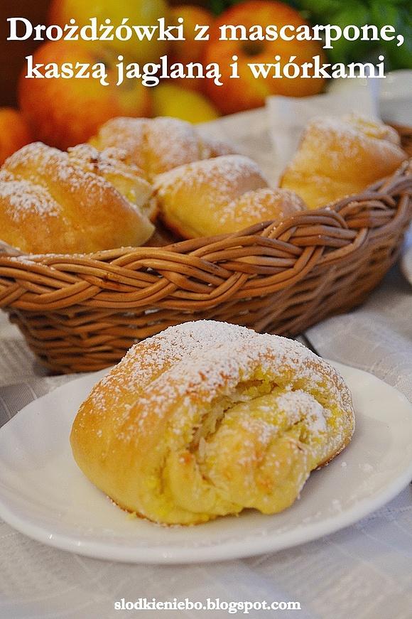 Drożdżówki z mascarpone kaszą jaglaną i wiórkami kokosowymi