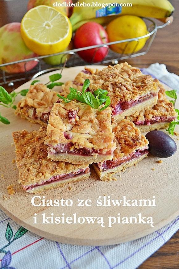 Kruche ciasto ze śliwkami i kisielową pianką