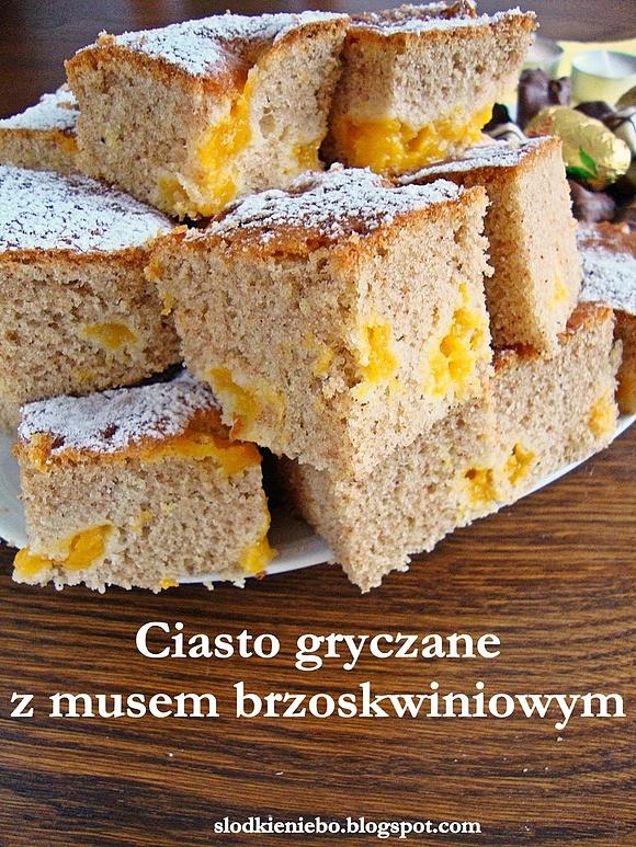 Ciasto bezglutenowe z musem brzoskwiniowym na mące gryczanej