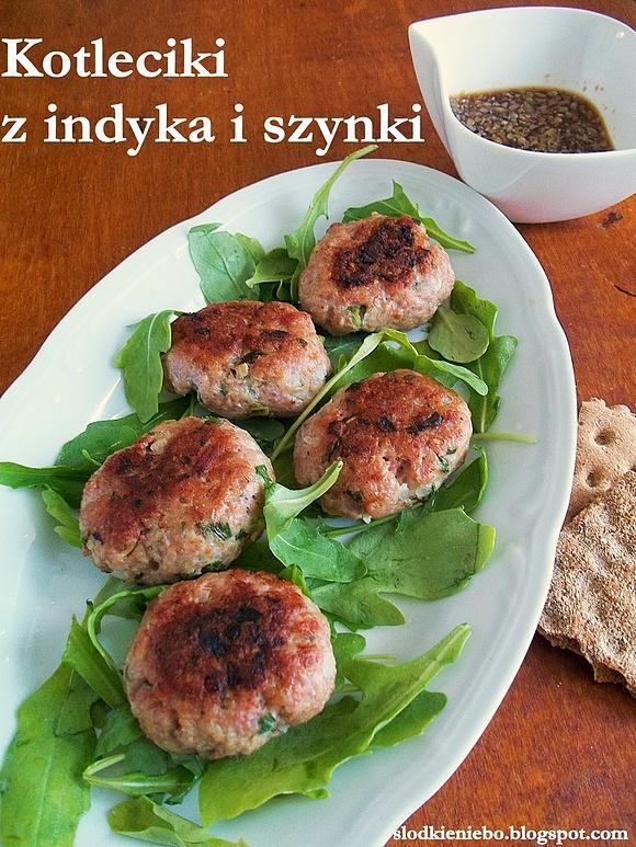 Kotleciki z indyka i szynki z sosem na obiad