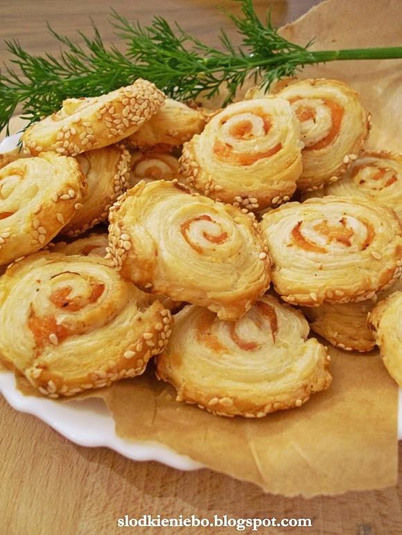 Roladki z ciasta francuskiego z wędzonym łososiem