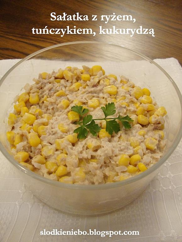 Sałatka z brązowym ryżem, tuńczykiem i kukurydzą
