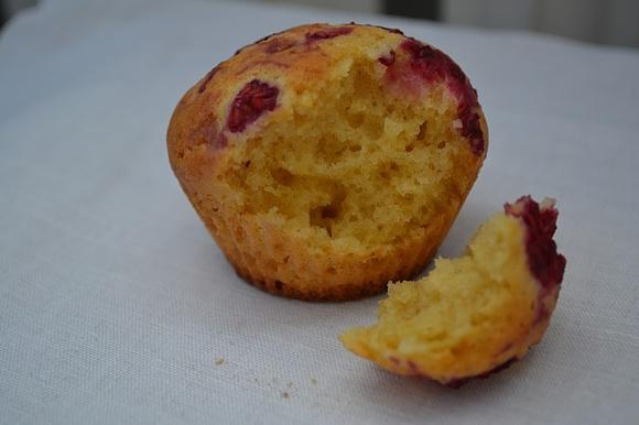 Kukurydziane muffiny z malinami i jagodami Nigella Lawson