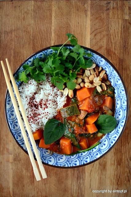 Tajskie curry z batatów cukinii i pieczarek