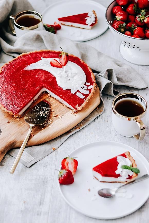 Letnia tarta z kremem kokosowym i musem truskawkowym