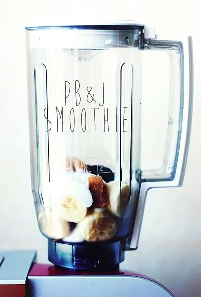 Smoothie z masłem orzechowym i jagodami