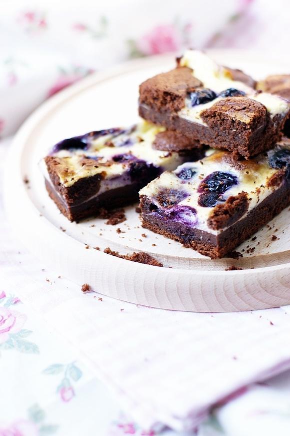 Sernikobrownies z jagodami
