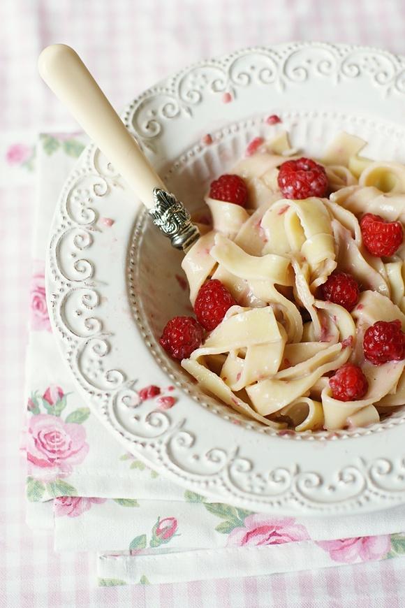 Domowy makaron z mascarpone i malinami