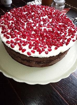Tort czekoladowy z kremem kawowym i granatem