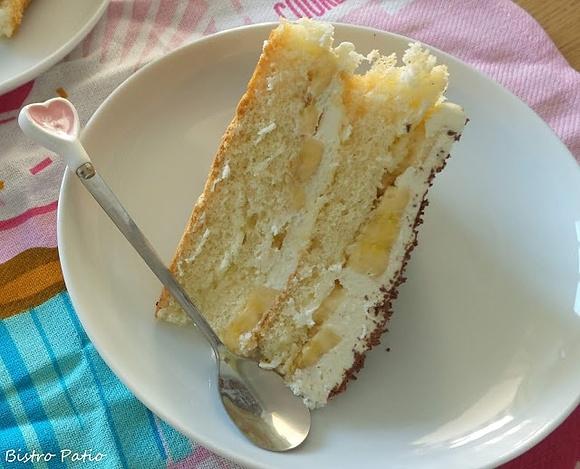 Biszkopt z kremem twarożkowym i bananami