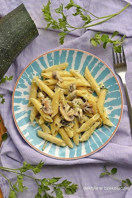 Penne z sosem pieczarkowo-cukiniowym