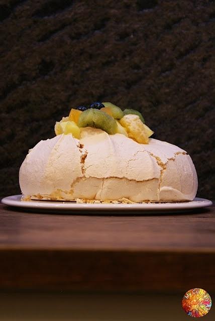 Pavlova bezglutenowa i bezlaktozowa z owocami