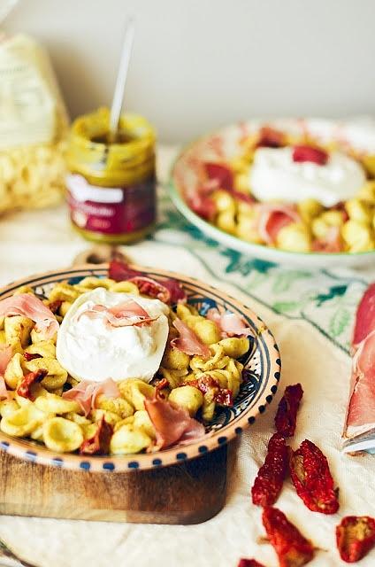Orecchiette z pistacjowym pesto, burratą, prosciutto i suszonymi pomidorami