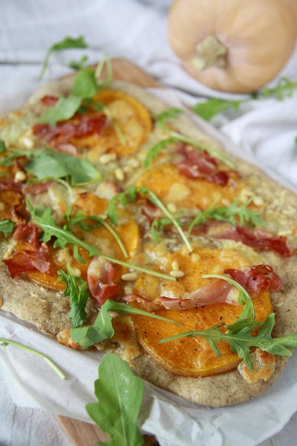 Razowa pizza z dynią i szynką szwarcwaldzką